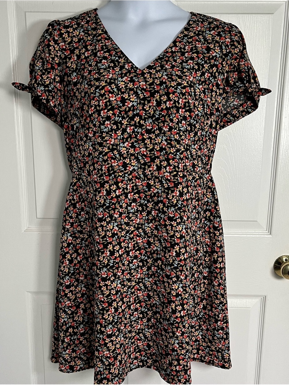LOFT Plus Black Floral V-Neck Dress With Pockets Like New 14
